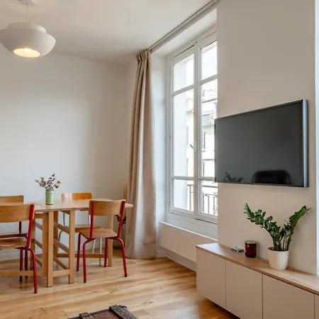 Cozy Faubourg St Martin Retreat * Parigi